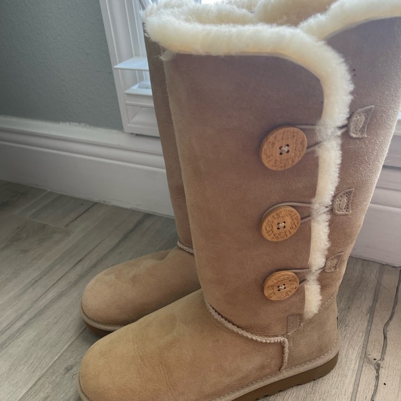 Ugg Boots W Bailey Button Triplet 1873 W/san Size 7 Women’s. Excellent condition - Picture 1 of 6